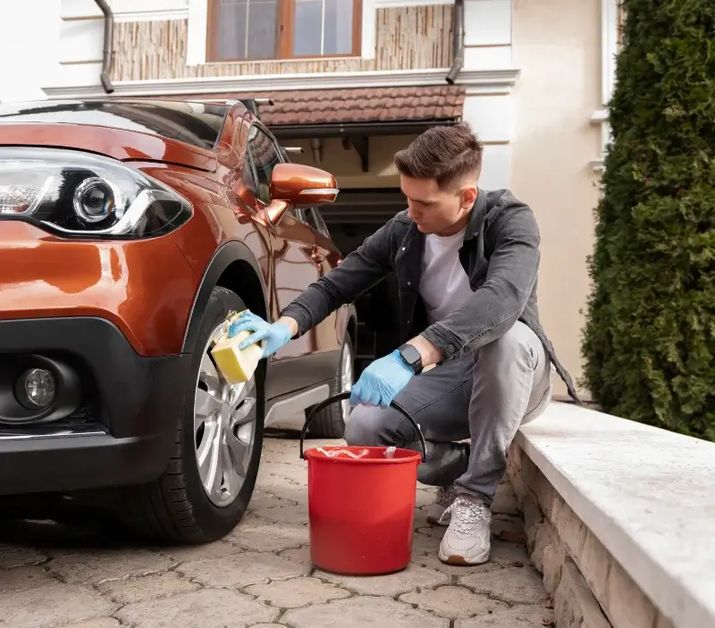 Lavage auto à domicile Ispagnac : professionnel intervenant sur un véhicule